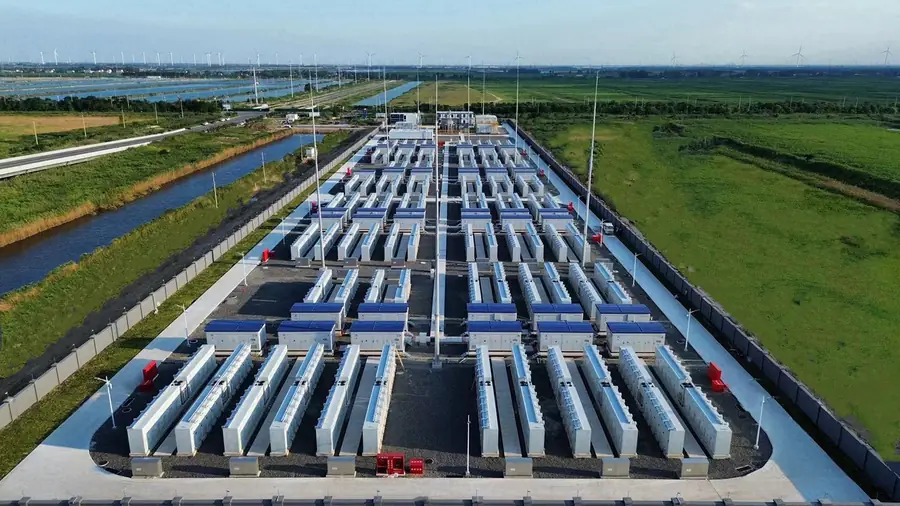 Vista aérea de instalação de armazenamento de energia com dezenas de unidades APsystems