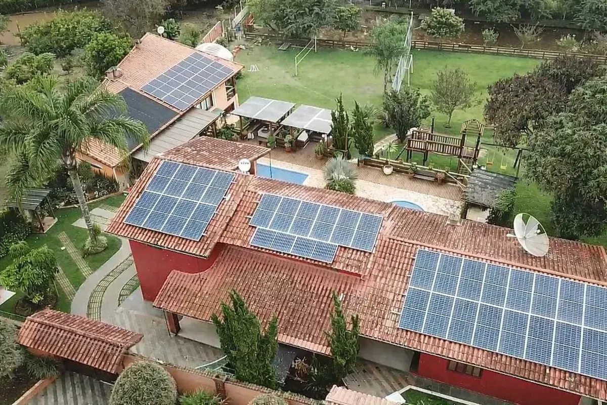 Instalação de energia solar em residência de campo atendida pela CSolar