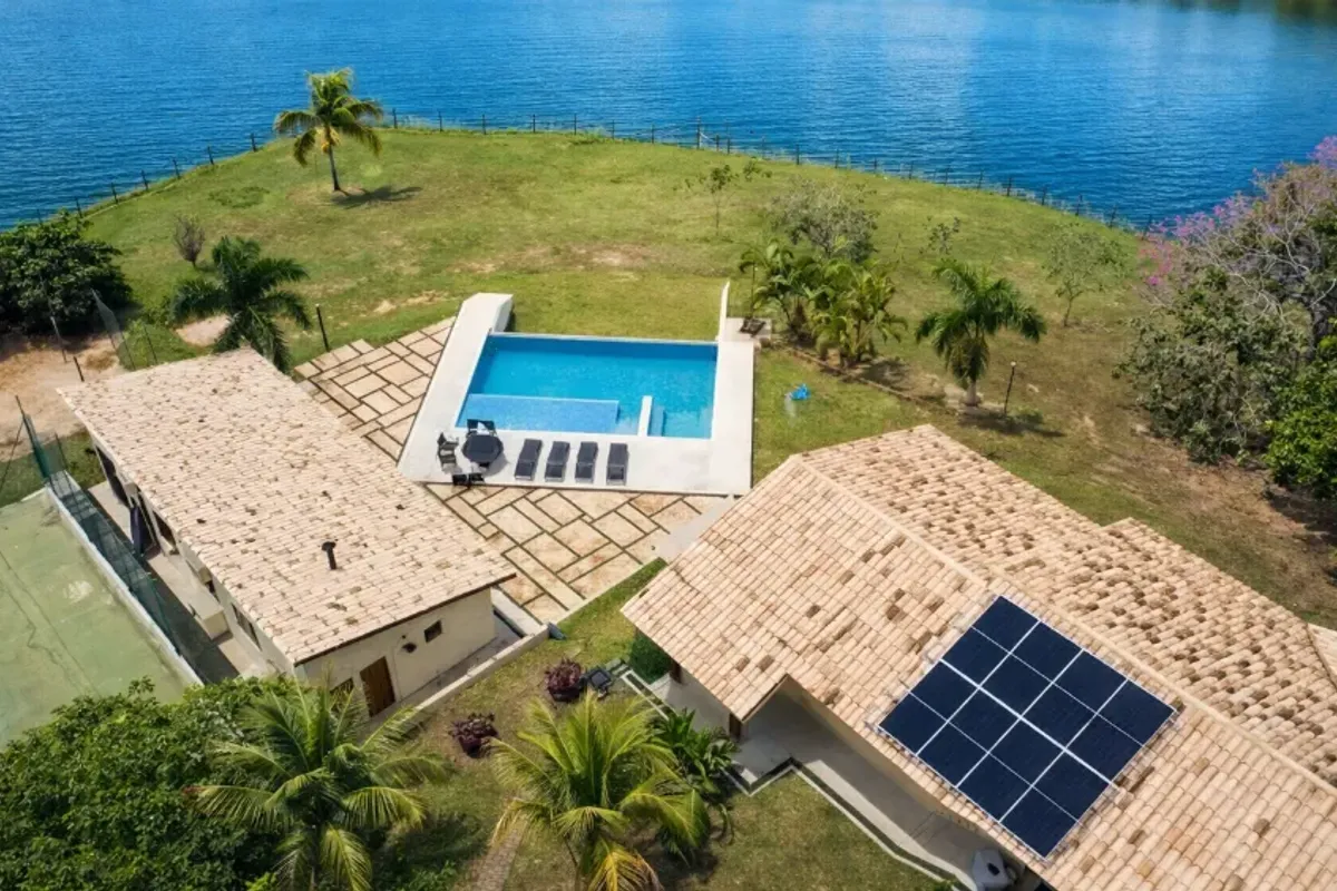 Sistema de energia solar instalado pela CSolar em casa à beira de represa