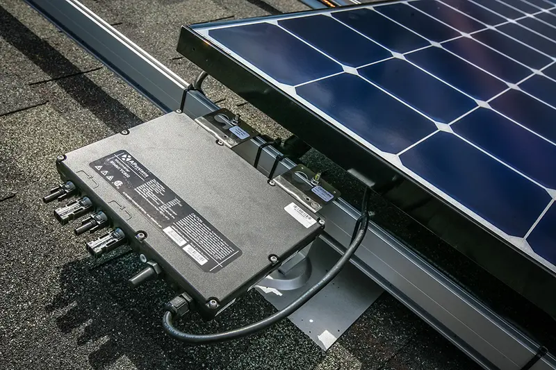 Microinversor APsystems YC600 instalado sob painel solar