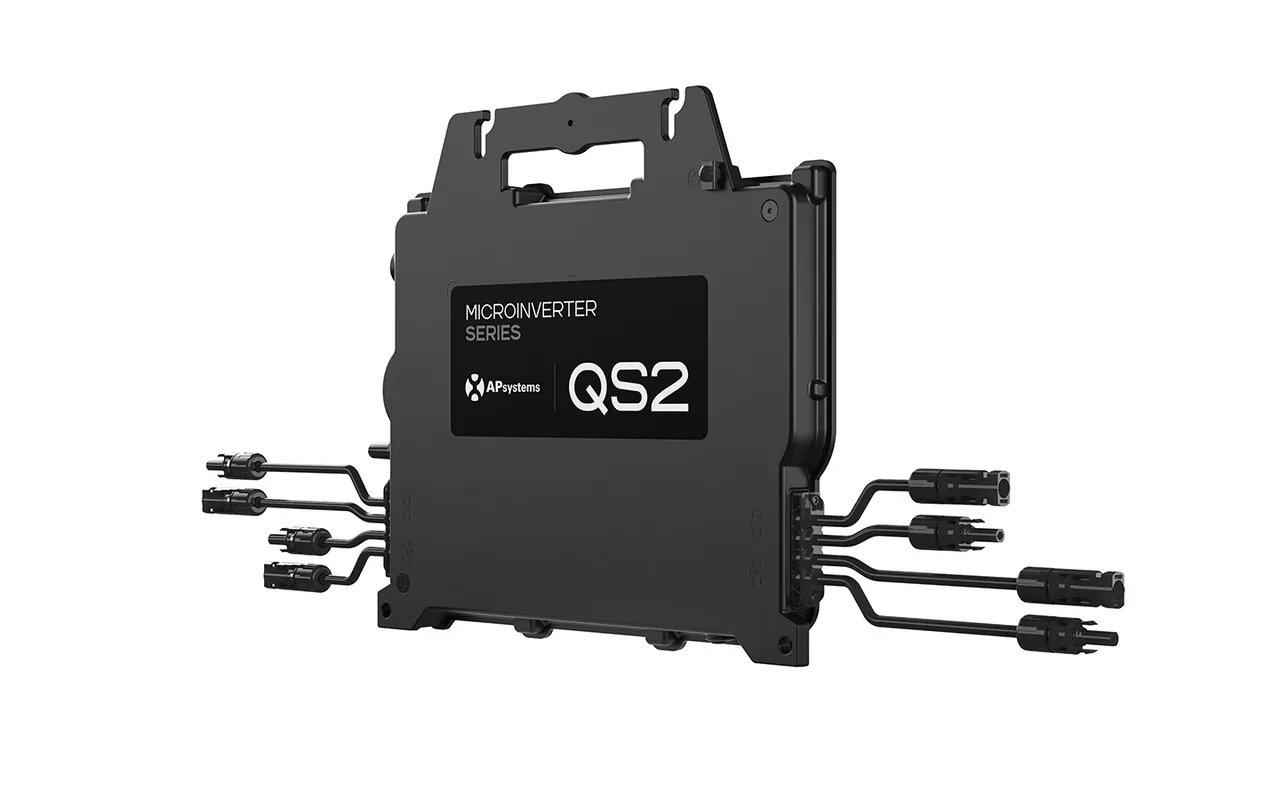 Microinversor APsystems QS2 instalado sob painéis solares em telhado