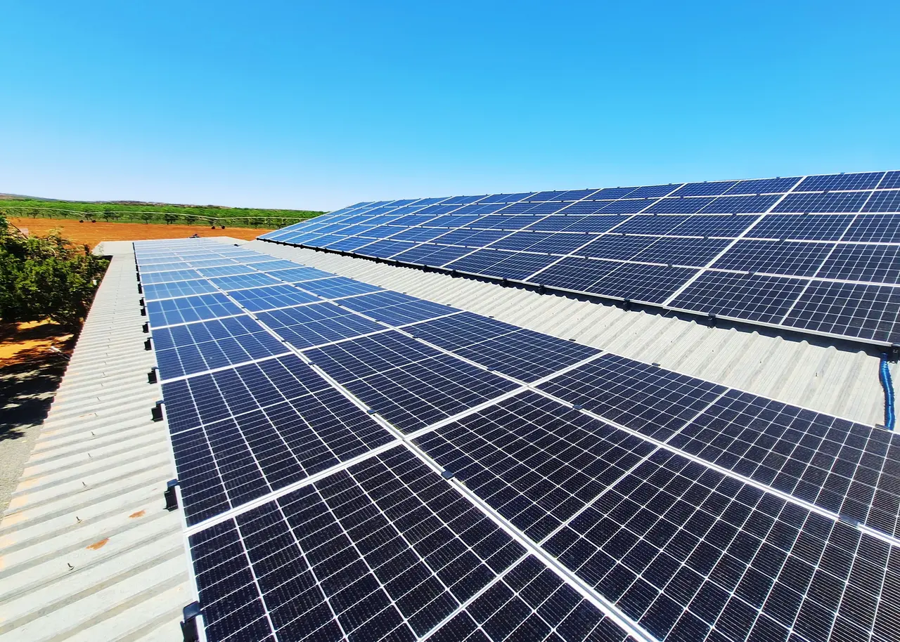 Telhado comercial com painéis solares, aplicação típica do inversor híbrido trifásico Solis