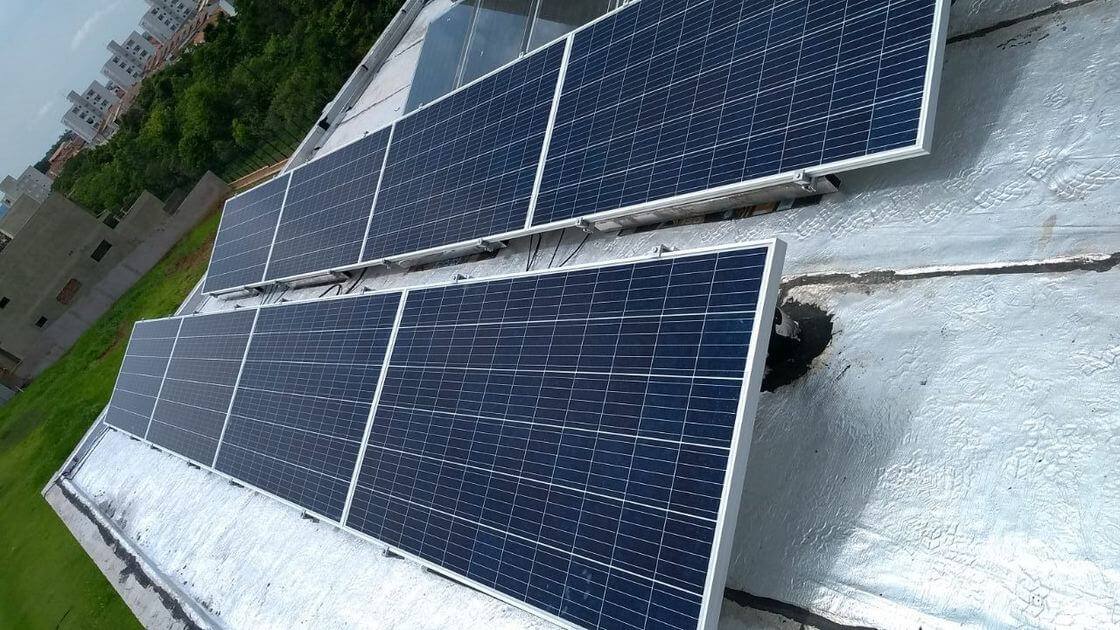 Arranjo de painéis solares fotovoltaicos em Alphaville de Votorantim