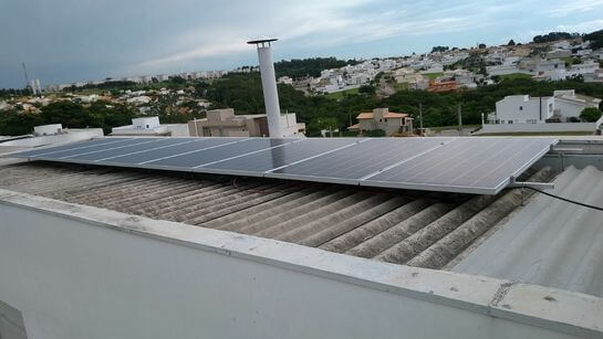 Módulos Fotovoltaicos instalados sobre telhado em Sorocaca