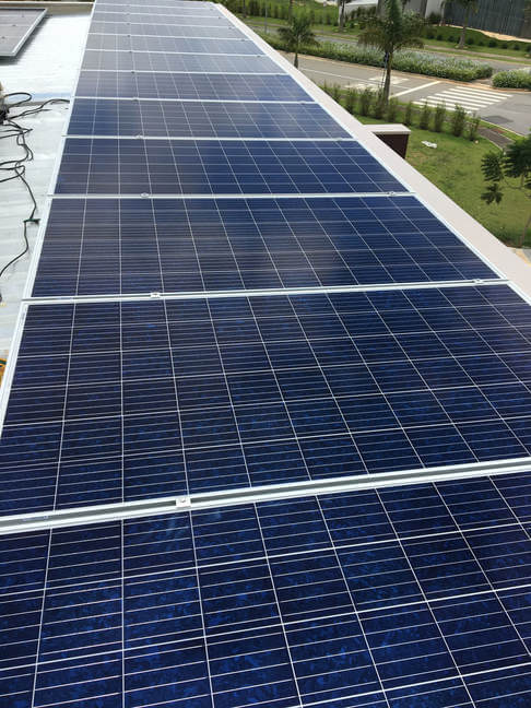 Energias renováveis com painéis solares e micro inversores gerando energia fotovotlaica